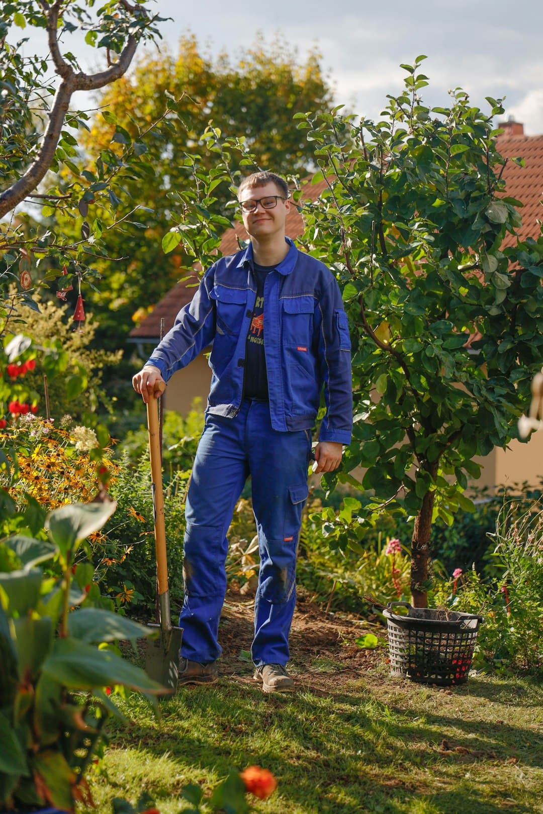 Kunde, der seinen Garten genießt